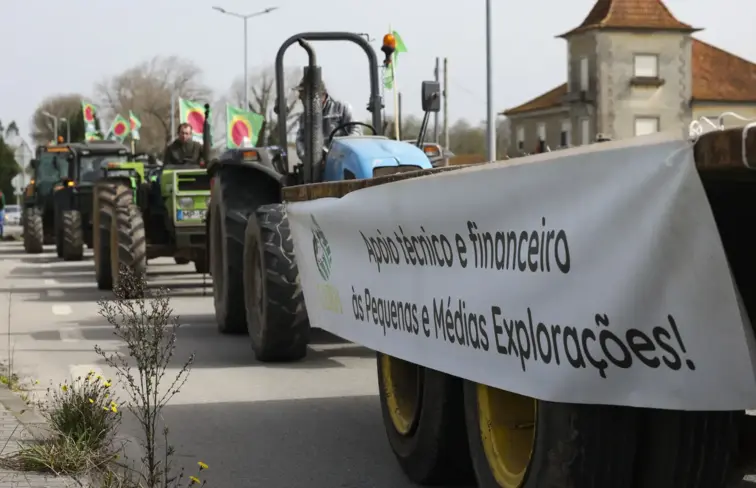 Manifestantes em cima de tratores pelas ruas da cidade de Aveiro.